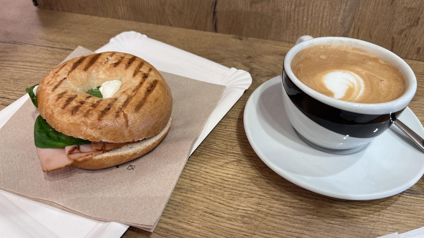 メストレ駅で朝食