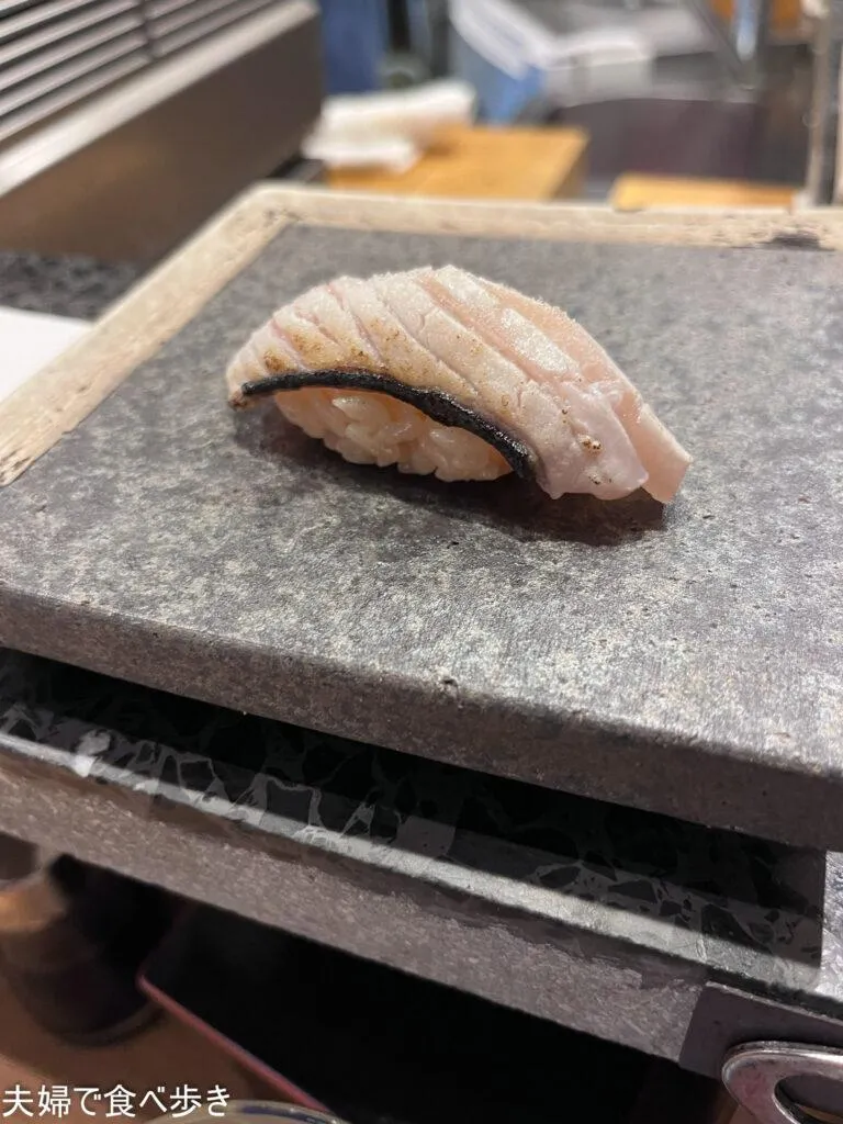 立喰い寿司 魚椿　握り　鰆の炙り