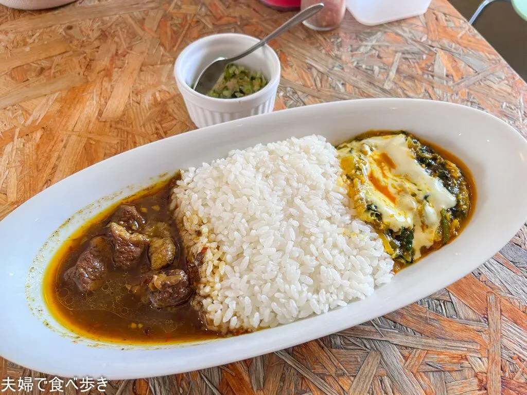 CAFE DE MOMO コンビカレー　ビーフカレー　ほうれん草のカレー