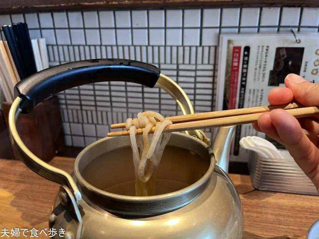 あかちょこべ　やかんで出てくるうどん