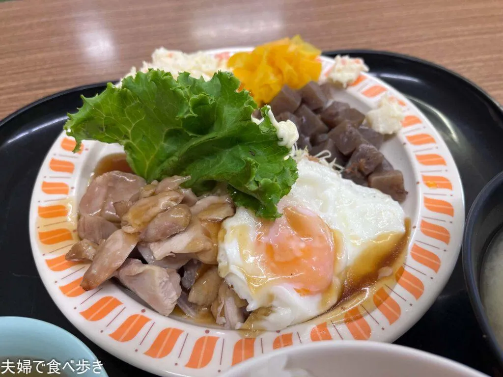 鶏の照り焼きと目玉焼き