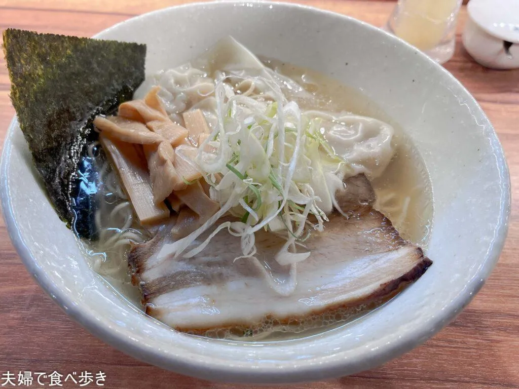 淡麗スープのワンタンメン