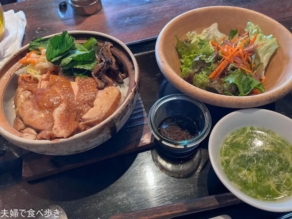 黒猫夜　六本木店　鶏肉の土鍋御飯