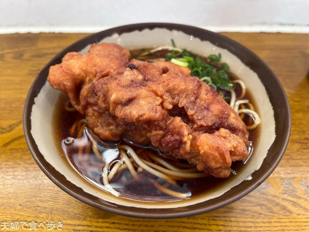 大きな唐揚げが乗ったそば