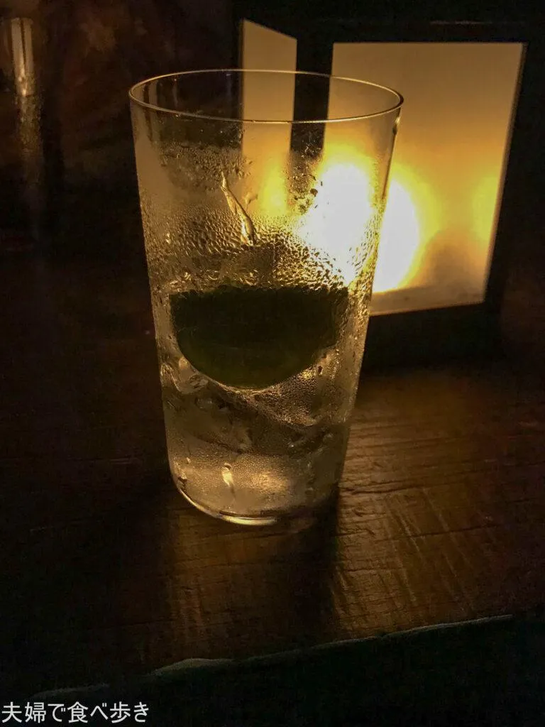 狭小店ながら居心地がいい