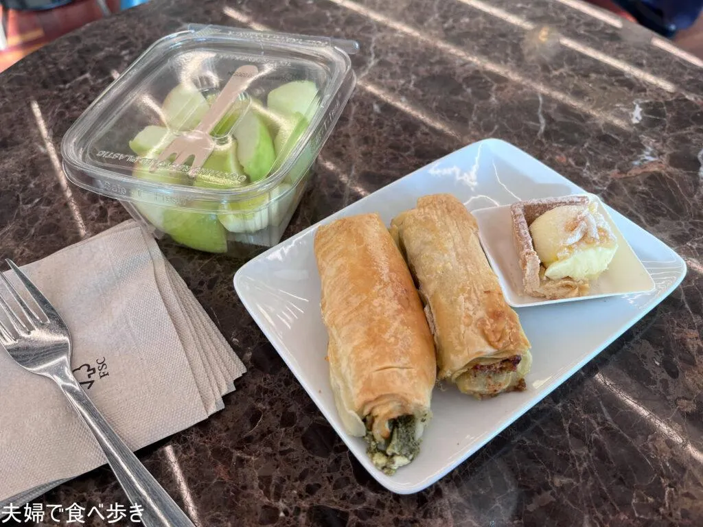 空港ラウンジで朝食