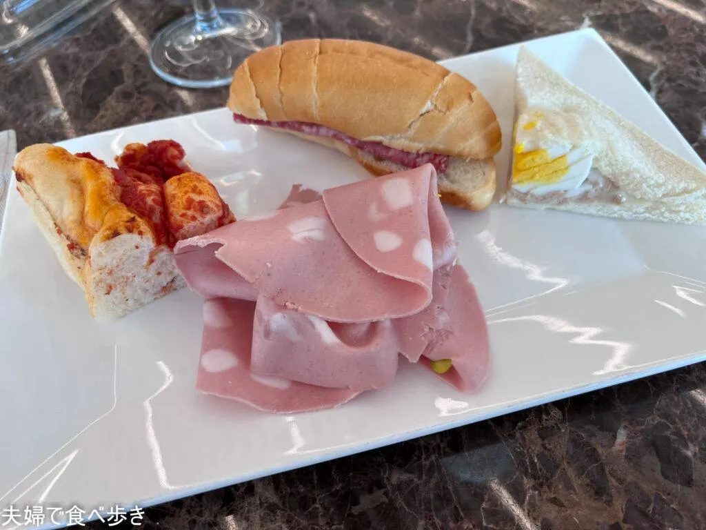 空港ラウンジで朝食