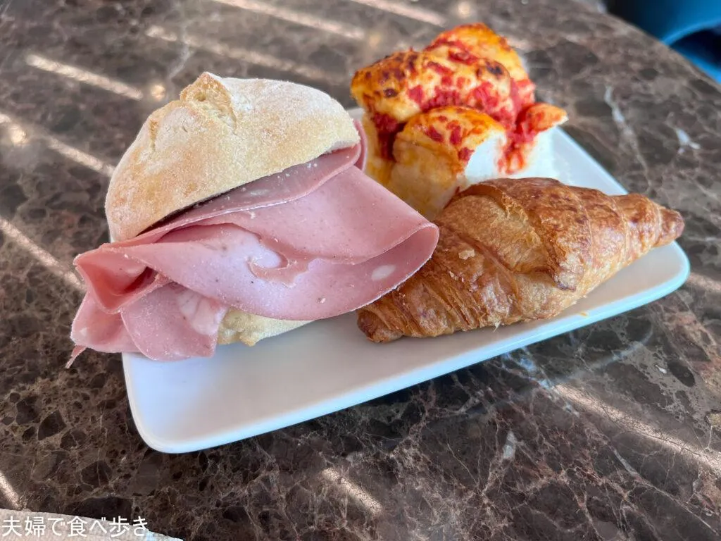 空港ラウンジで朝食