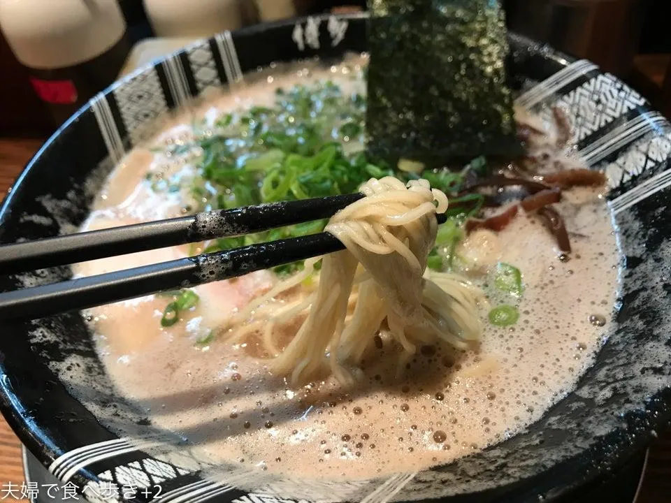 博多一双本店　泡立つ豚骨スープ