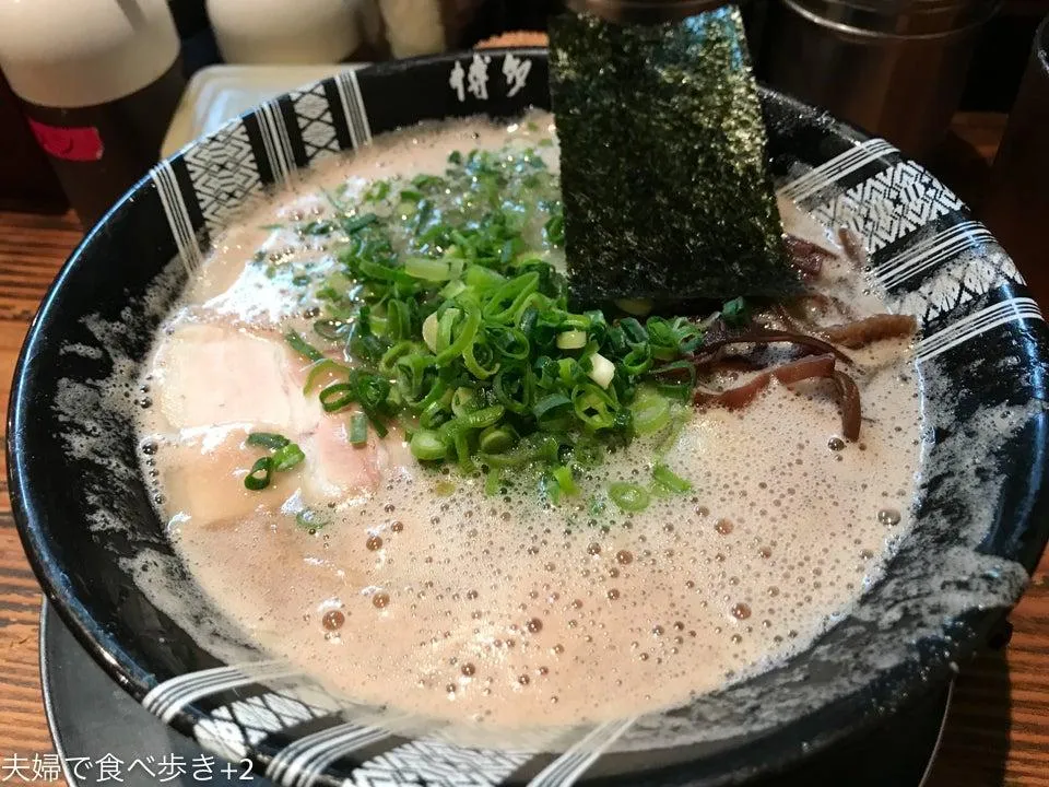 博多一双本店　泡立つ豚骨スープ