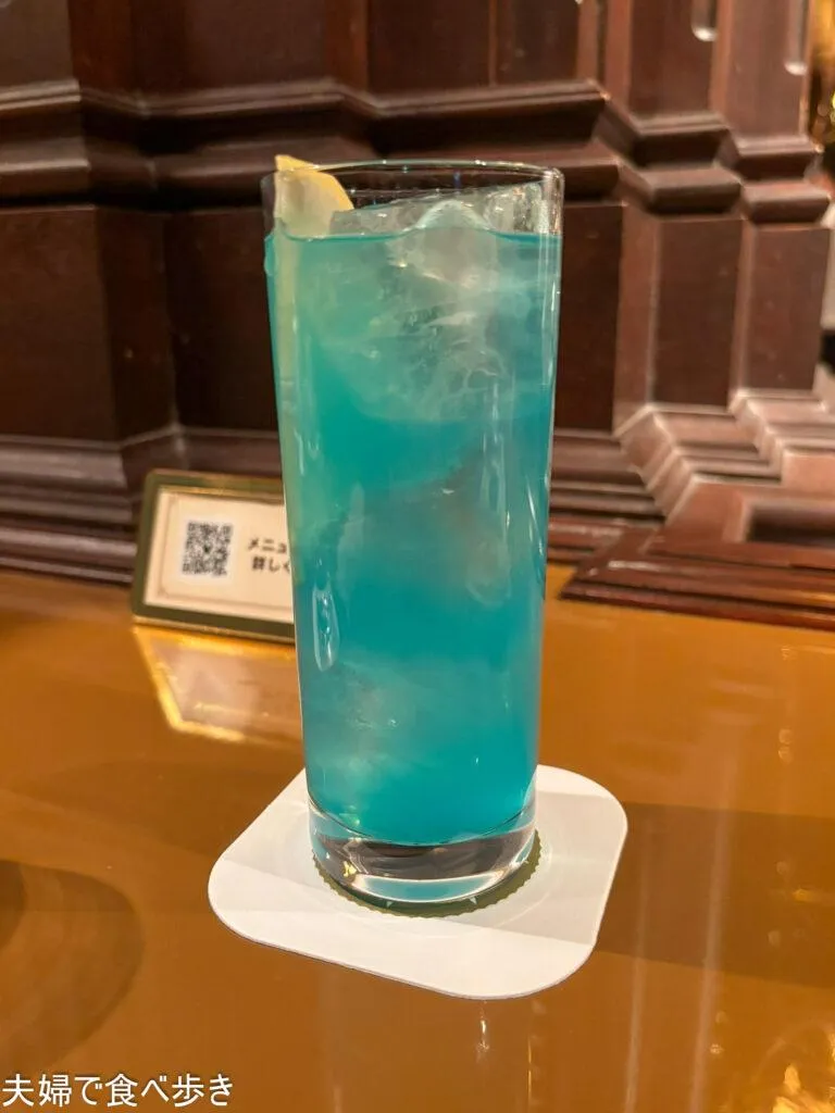 夫婦でカクテルを楽しむ