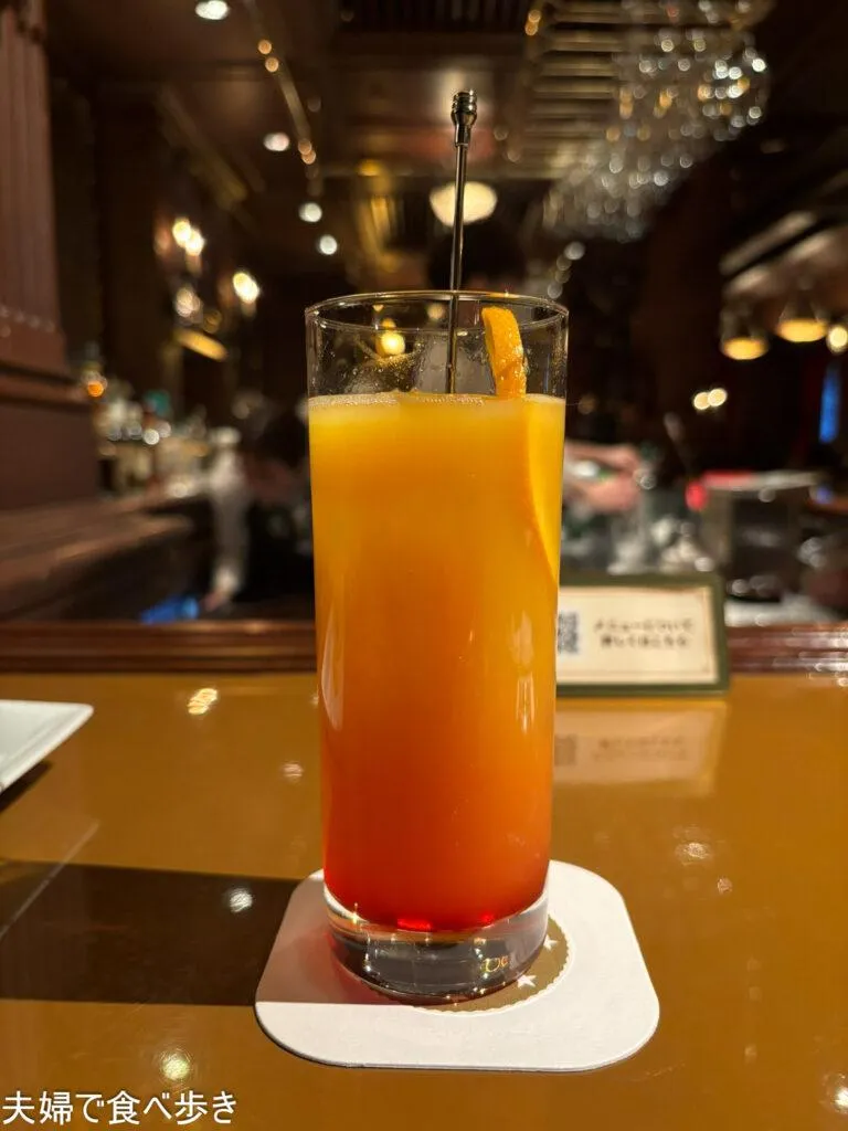 夫婦でカクテルを楽しむ