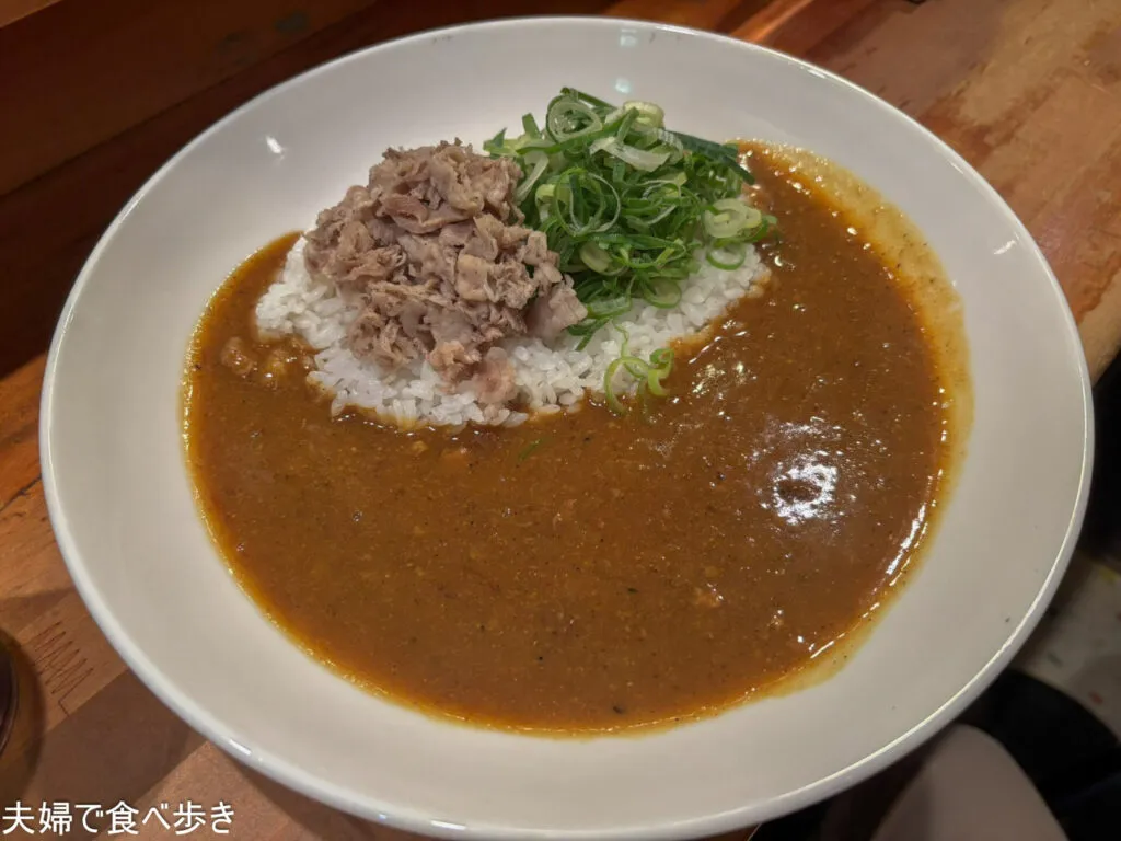 狭小店で食べるカレー