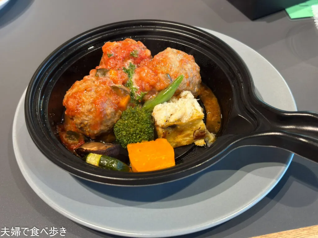 御代田の複合施設内のカフェ