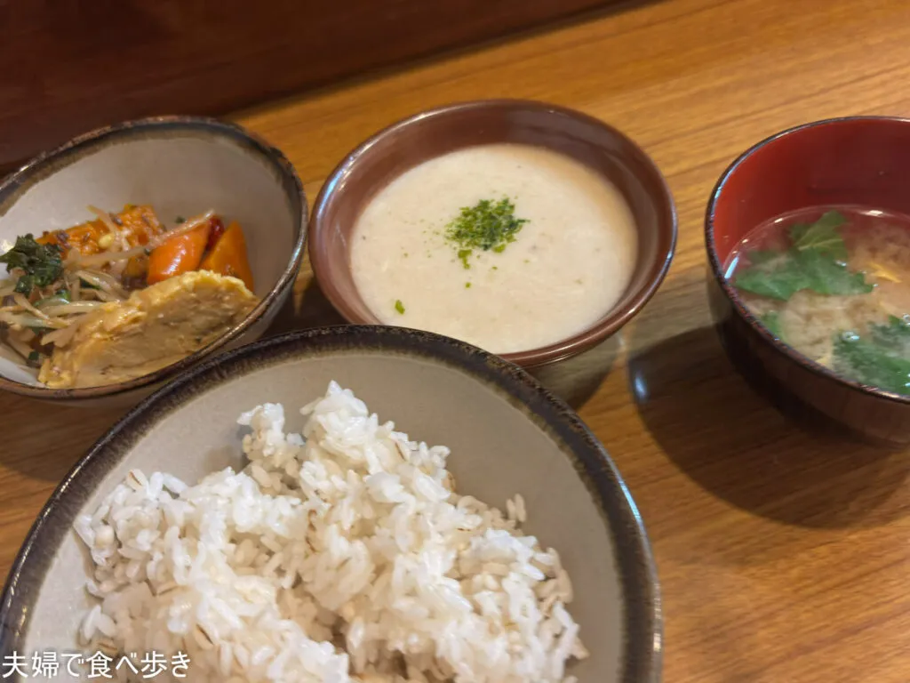 三越前で麦とろ