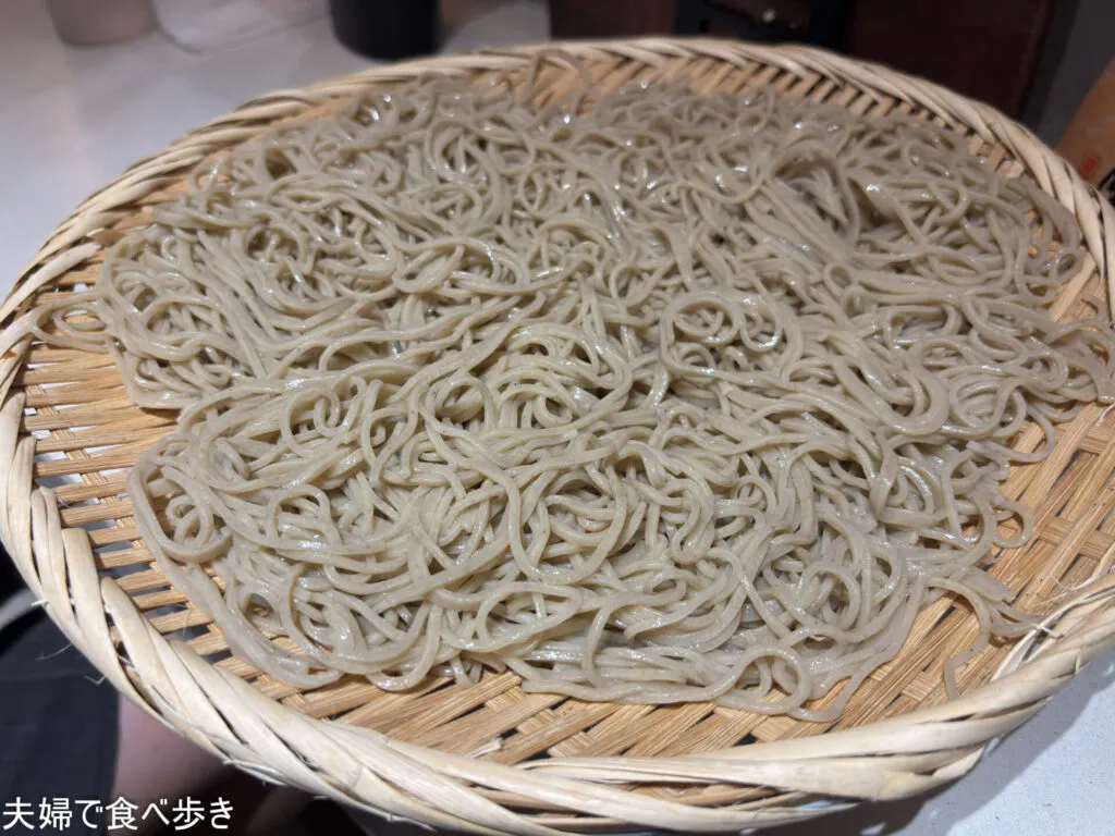 メトロエムのそば